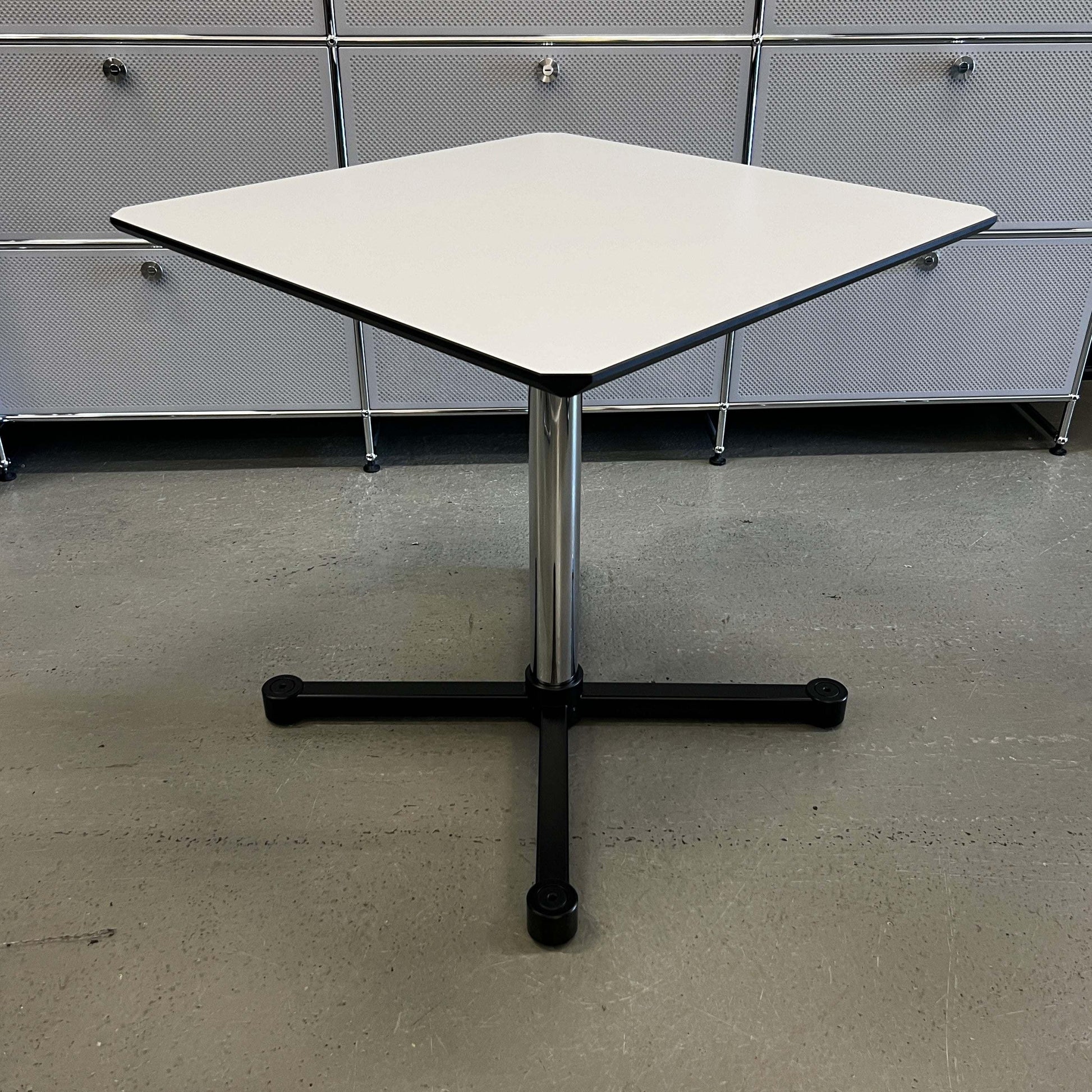 USM Kitos Tisch 75x75cm square white tabletop meeting table with chrome central pedestal base