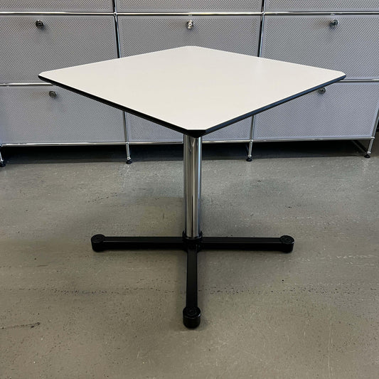 USM Kitos Tisch 75x75cm square white tabletop meeting table with chrome central pedestal base
