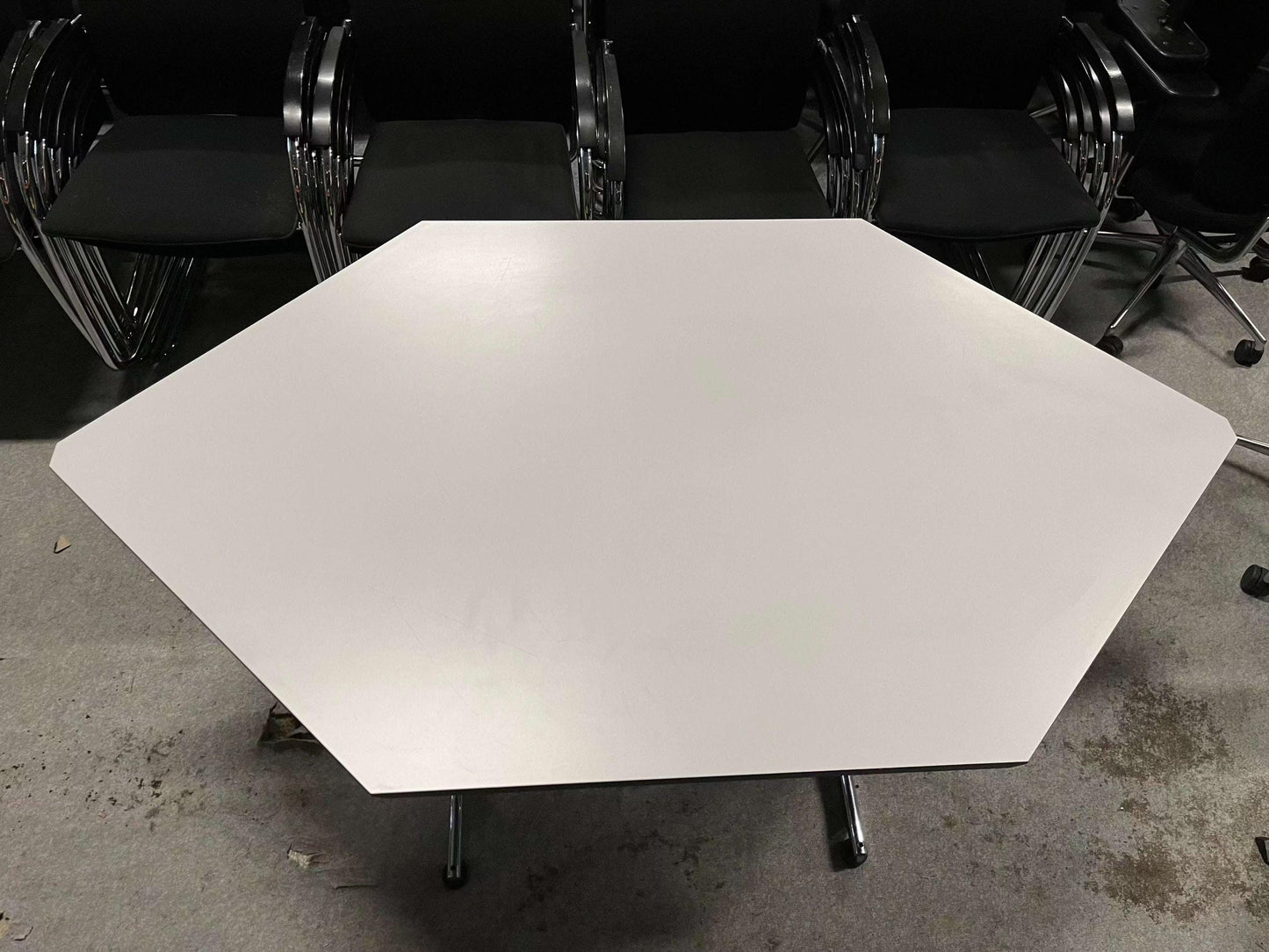 Hexagonal USM Kitos Tisch with 76cm straight and 71cm angled sides on metal legs