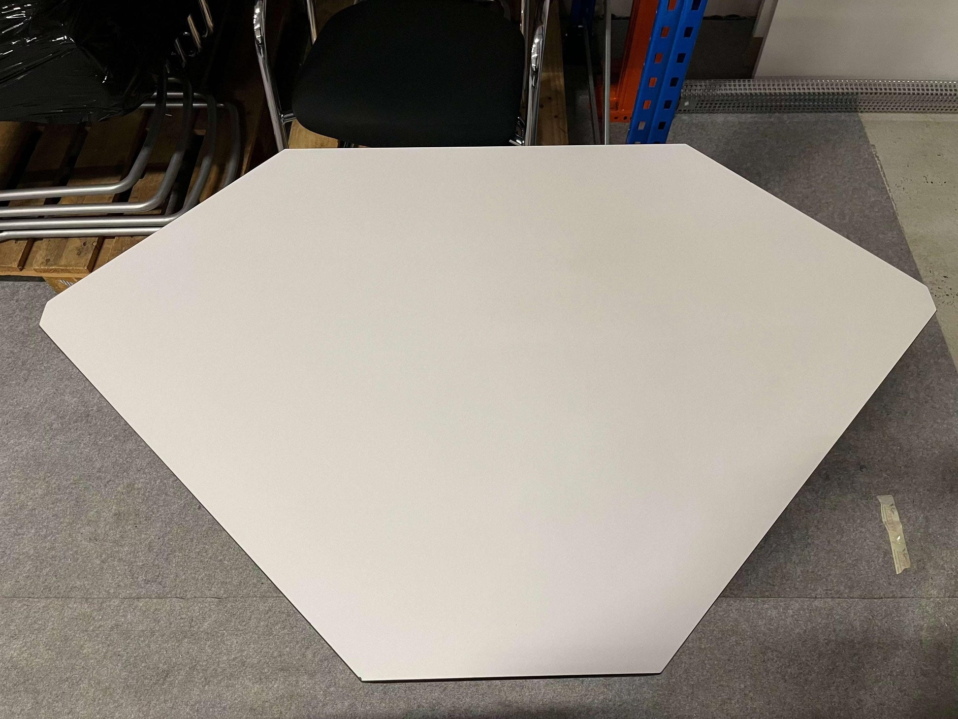White hexagonal USM Kitos Tisch with modern design and clean surface in office setting