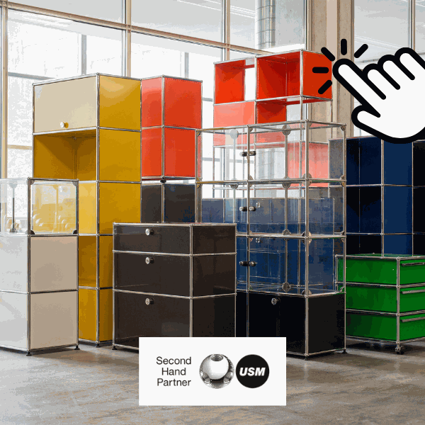 Bunte USM Möbelmodule als Wunschkonfiguration in verschiedenen Größen und Farben in modernem Raum mit Second Hand Partner Logo