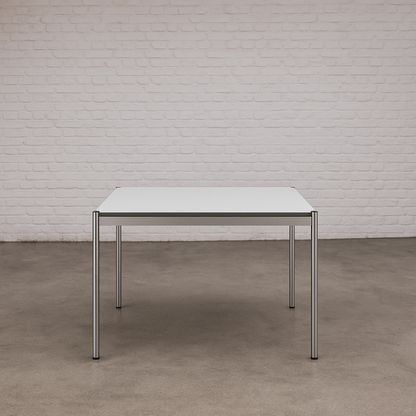 USM Haller Tisch 100x100 cm mit perlgrauer weißer Kunstharzplatte und Chromgestell, eleganter Büro- und Arbeitstisch
