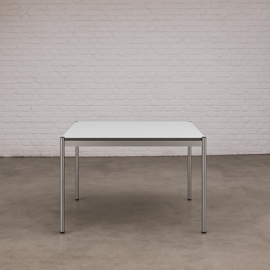 USM Haller Tisch 100x100 cm mit perlgrauer weißer Kunstharzplatte und Chromgestell, eleganter Büro- und Arbeitstisch