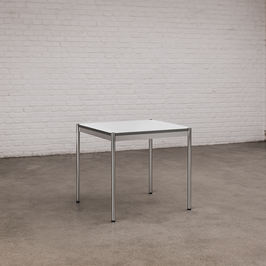 USM Haller Tisch 75x75cm mit perlgrauer weißer Kunstharzplatte und Chromgestell, minimalistischer Arbeitstisch im modernen Bürodesign