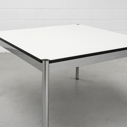 USM Haller Tisch 75x75 cm mit perlgrauer weißer Kunstharzplatte und Chromkonstruktion, moderner Arbeitstisch für Büro und Home-Office