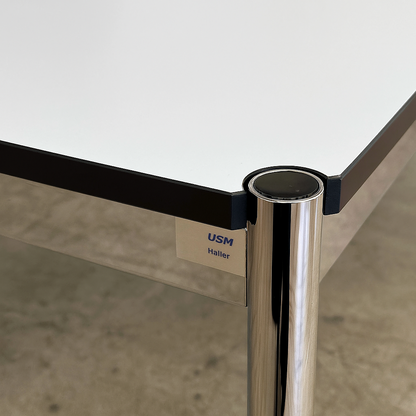 USM Haller Tisch Gestell perlgrau Seitenansicht Secondhand Chromgestell USM Logo