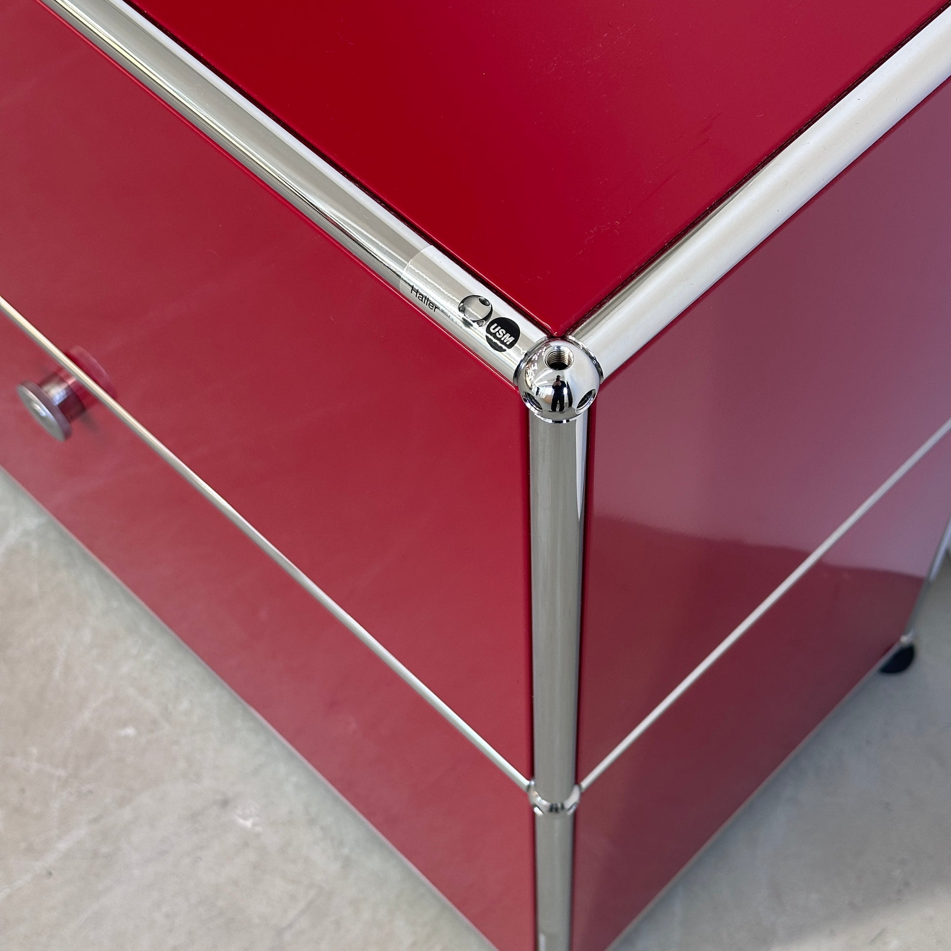 USM Haller Sideboard 2x2 Rubinrot 4 Klappen
