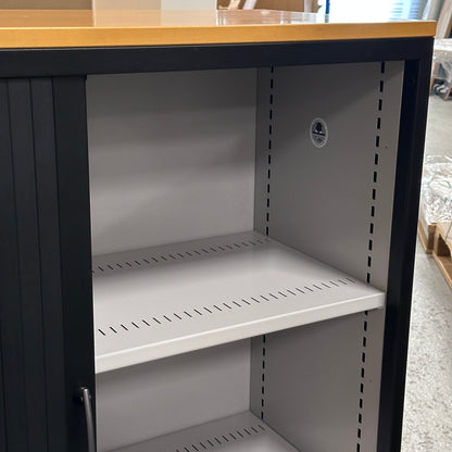 Usta Metall Sideboard, schwarz mit Holzplatte, offene Rolladentür, höhenverstellbare Einlegeböden.