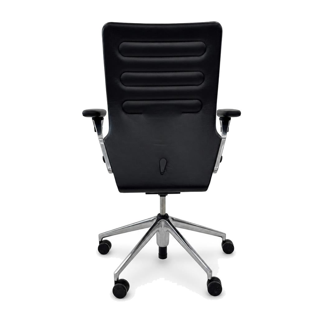 Vitra AC4 Bürostuhl in schwarzem Leder mit poliertem Aluminium-Fußkreuz und verstellbaren Armlehnen, Rückansicht.