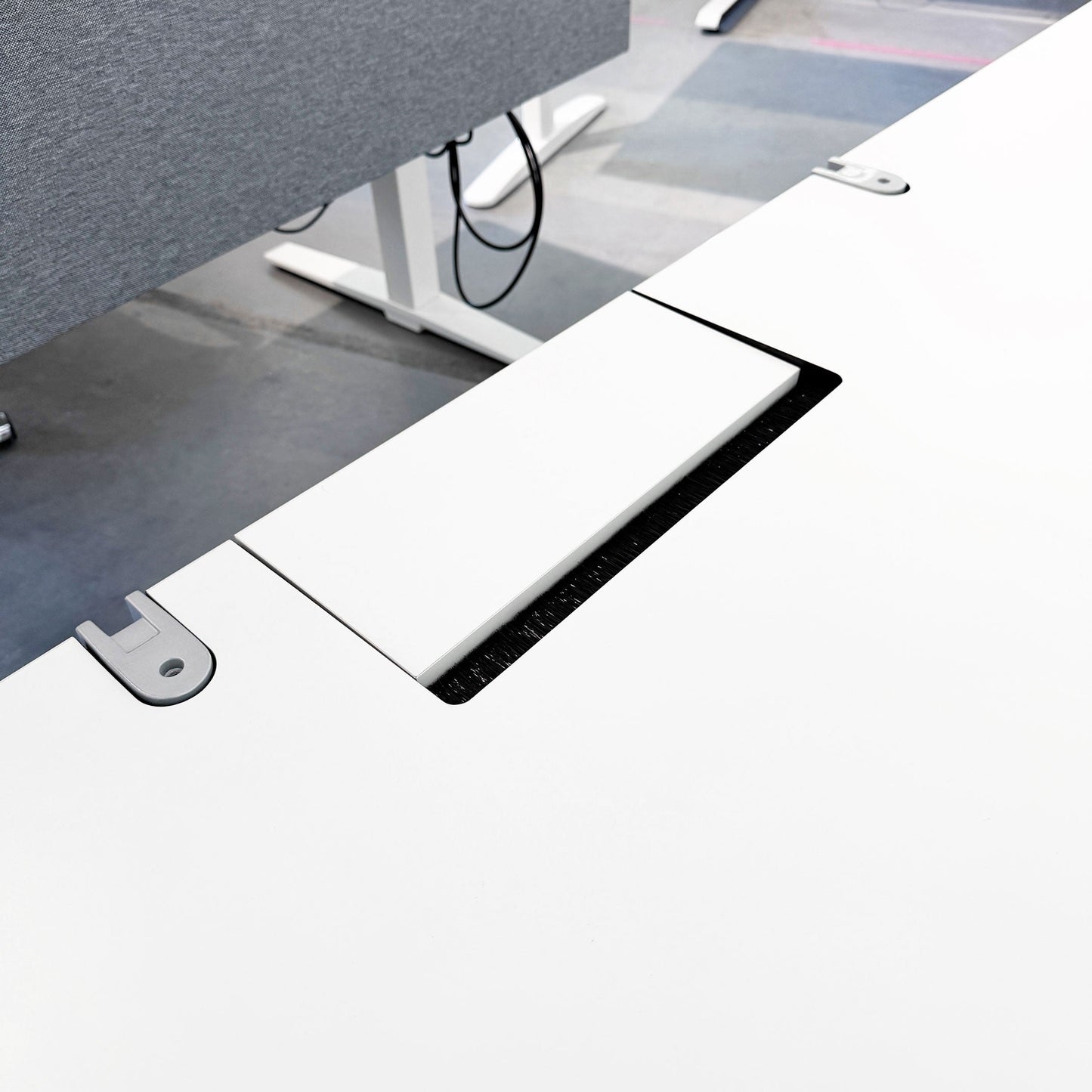 Kabeldurchlass mit Bürstendichtung am VS Serie 901 Schreibtisch in Weiß