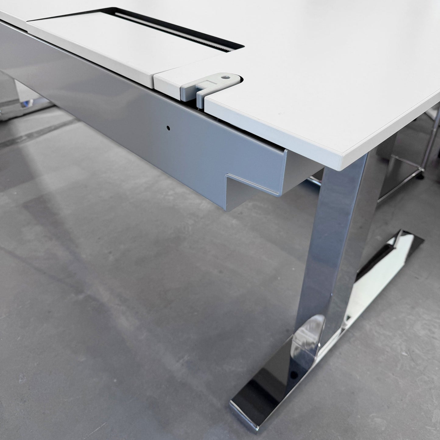 VS Serie 901 Schreibtisch in Weiß mit verchromtem Gestell und Kabeldurchlass