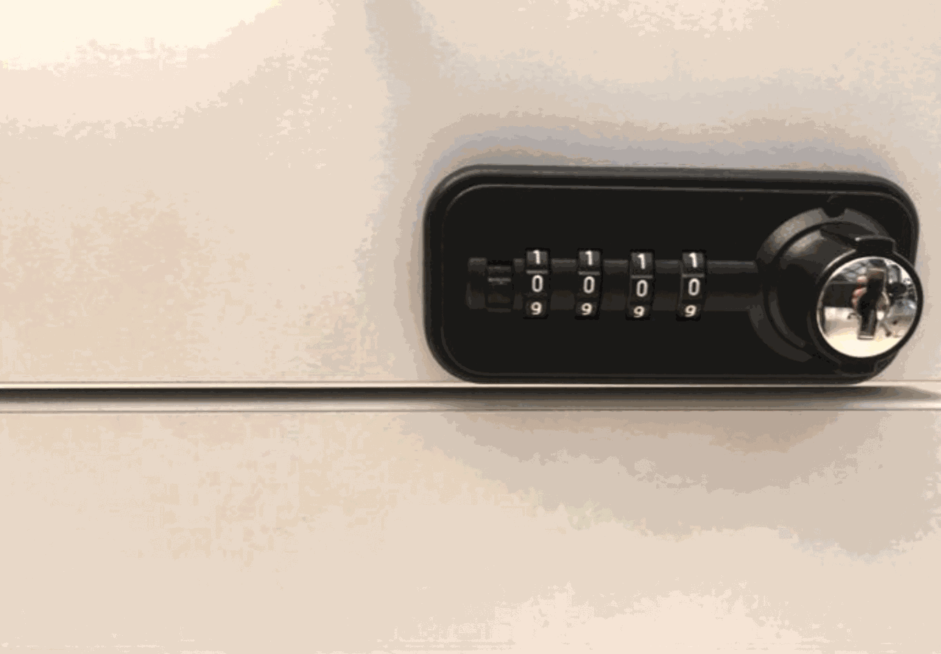 Close-up of white VS Rollcontainer with a black combination lock, dimensions 45x50x76cm.