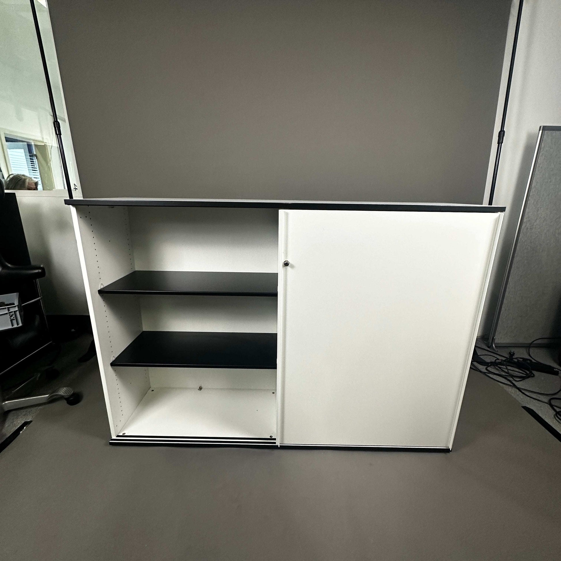 Vario Highboard Schiebetürenschrank weiß mit schwarzen Metallböden und abschließbarer Tür