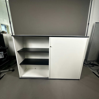 Vario Highboard Schiebetürenschrank weiß mit schwarzen Metallböden und abschließbarer Tür