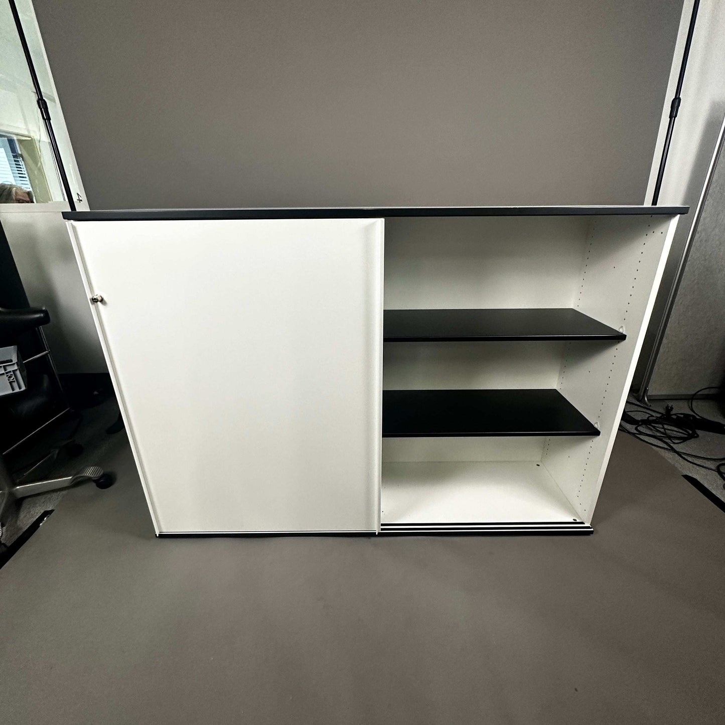 Vario Highboard mit weißen Schiebetüren, schwarzen Metall-Einlegeböden, abschließbar und 160x112x40 cm groß