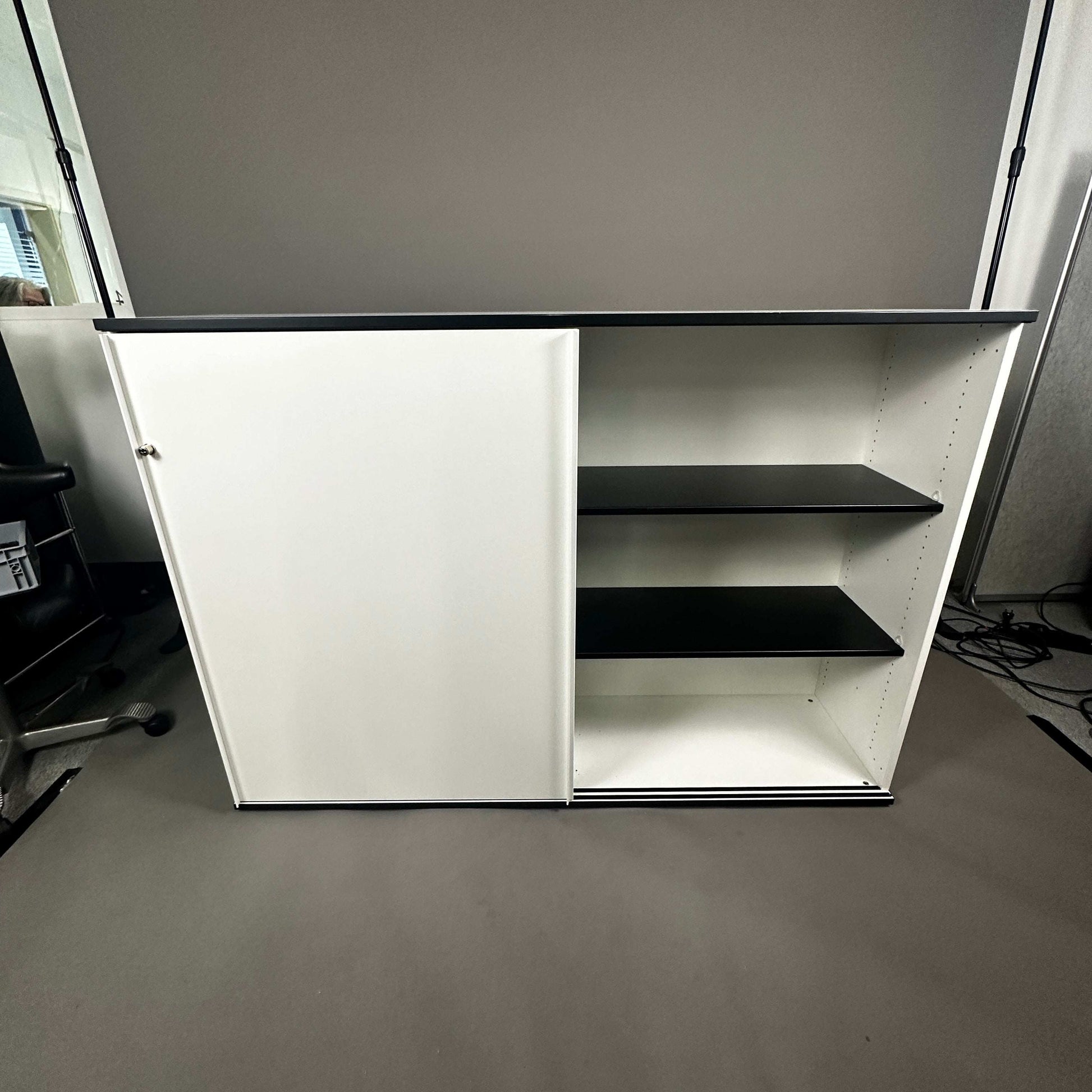 Vario Highboard mit weißen Schiebetüren, schwarzen Metall-Einlegeböden, abschließbar und 160x112x40 cm groß