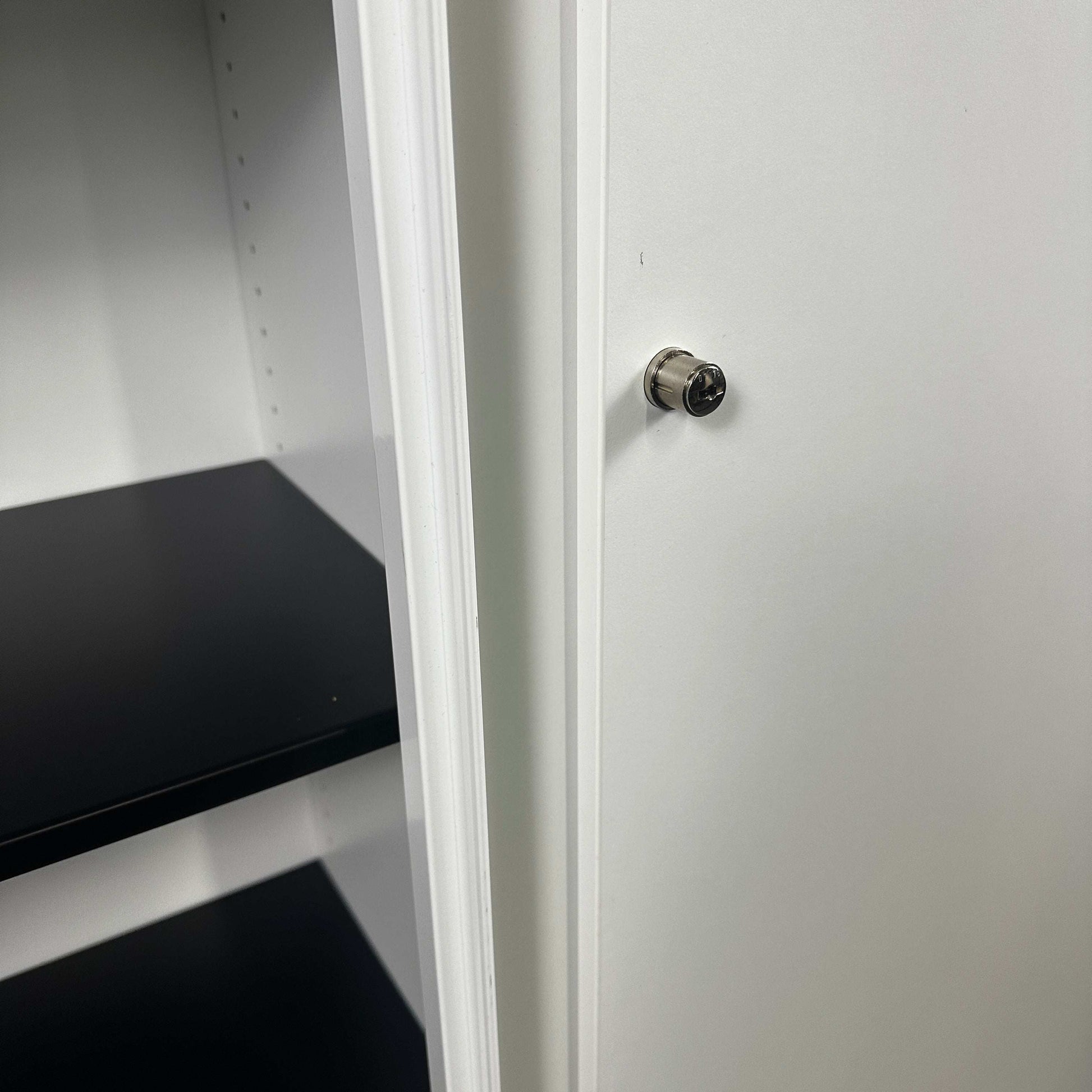 Vario Highboard weiß mit schwarzem Metallboden und abschließbarer Schiebetür