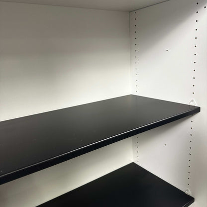 Vario Highboard weißes Gehäuse mit schwarzen Metall-Einlegeböden und verstellbaren Löchern innen