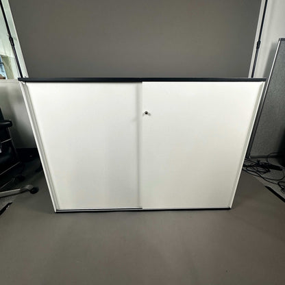 Vario Highboard weiß mit abschließbaren Schiebetüren und schwarzen Metall-Einlegeböden, 160x112x40 cm