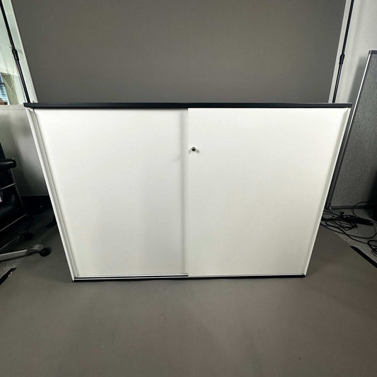 Vario Highboard weiß mit abschließbaren Schiebetüren und schwarzen Metall-Einlegeböden, 160x112x40 cm