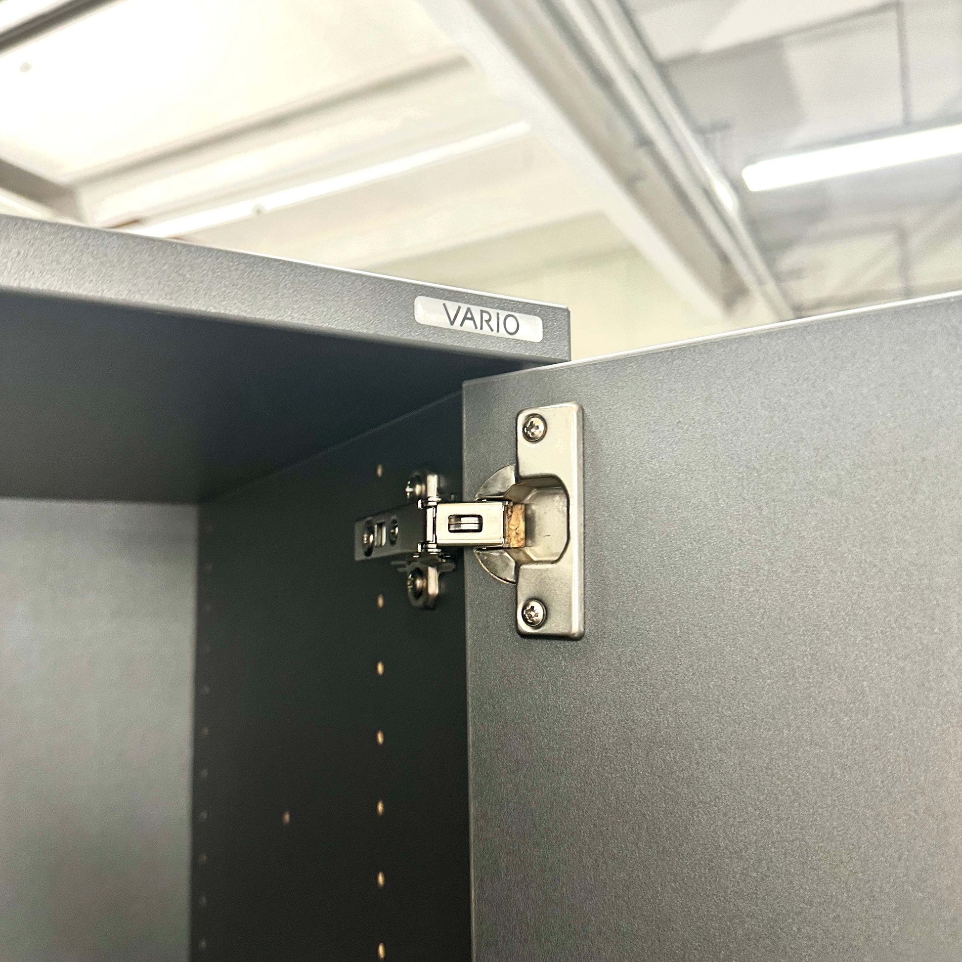 Detailansicht Scharnier Vario Hochschrank 6OH anthrazitgrau abschließbar