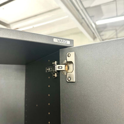 Detailansicht Scharnier Vario Hochschrank 6OH anthrazitgrau abschließbar