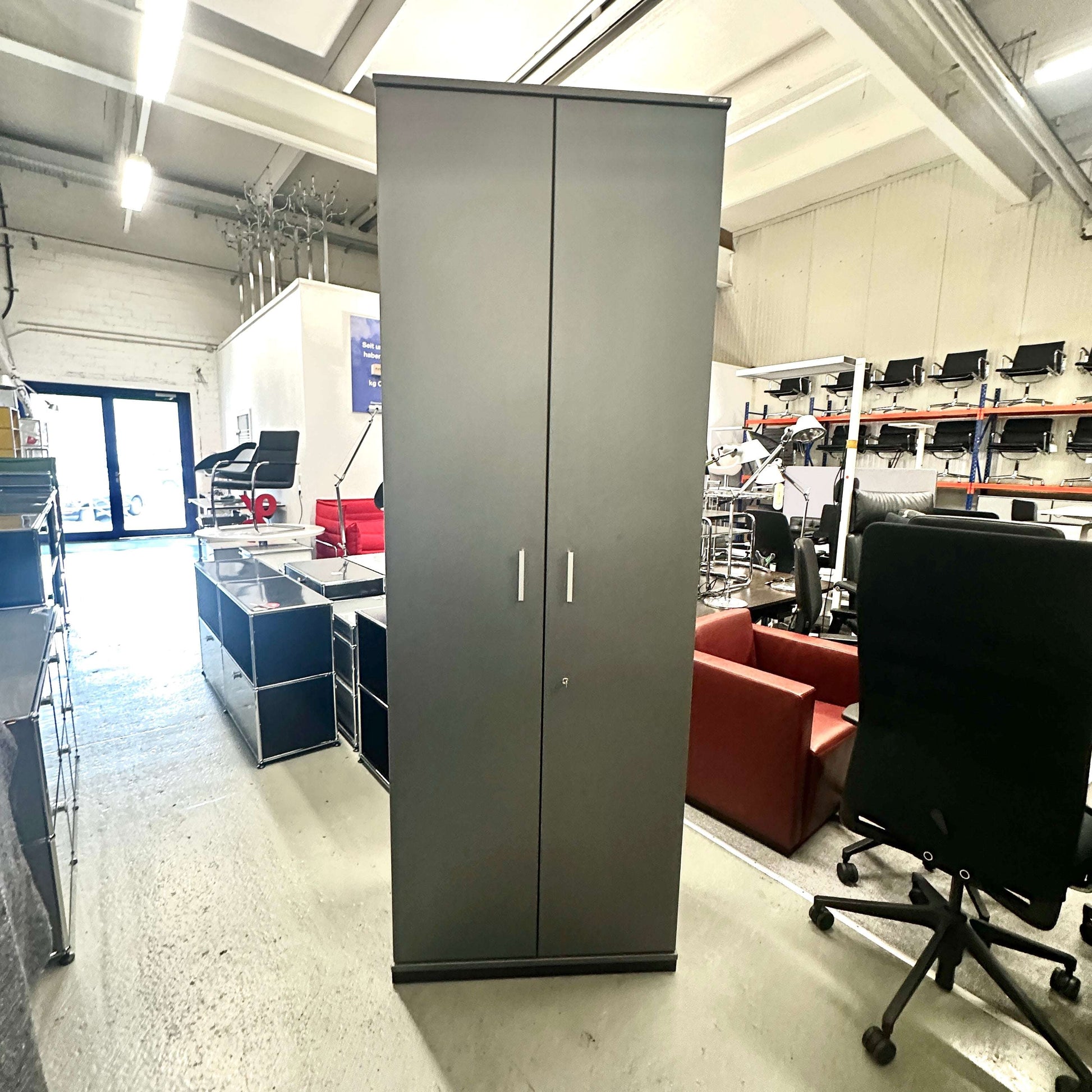 Vario Hochschrank 6OH in anthrazitgrau mit abschließbaren Türen und Maßen 226x79x43 cm im Bürocontainer