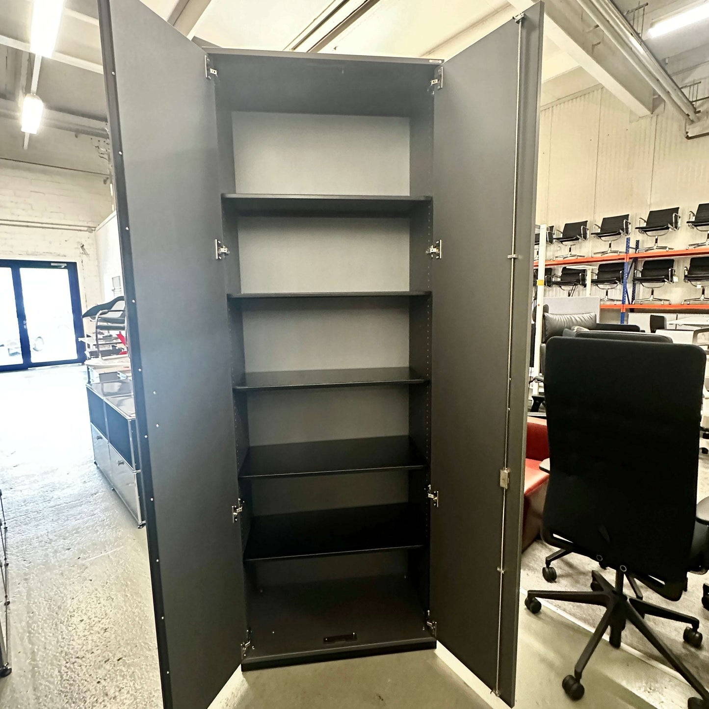 Vario Hochschrank anthrazitgrau mit sechs offenen Fächern und abschließbaren Türen, 226x79x43 cm, moderner Stauraum im Büro.