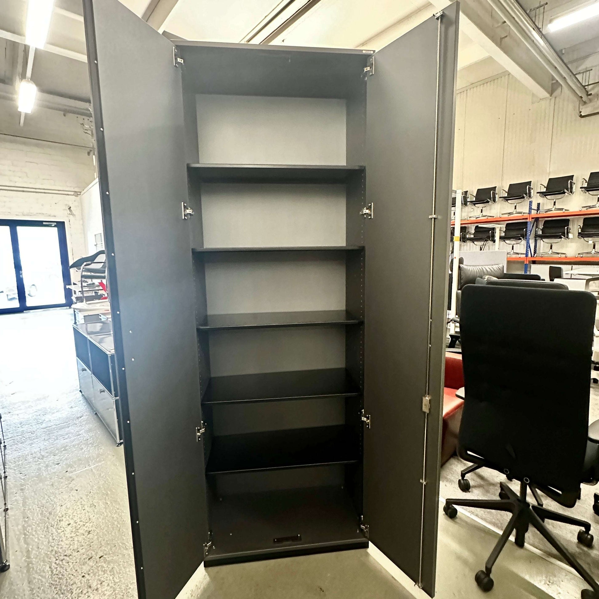 Vario Hochschrank anthrazitgrau mit sechs offenen Fächern und abschließbaren Türen, 226x79x43 cm, moderner Stauraum im Büro.