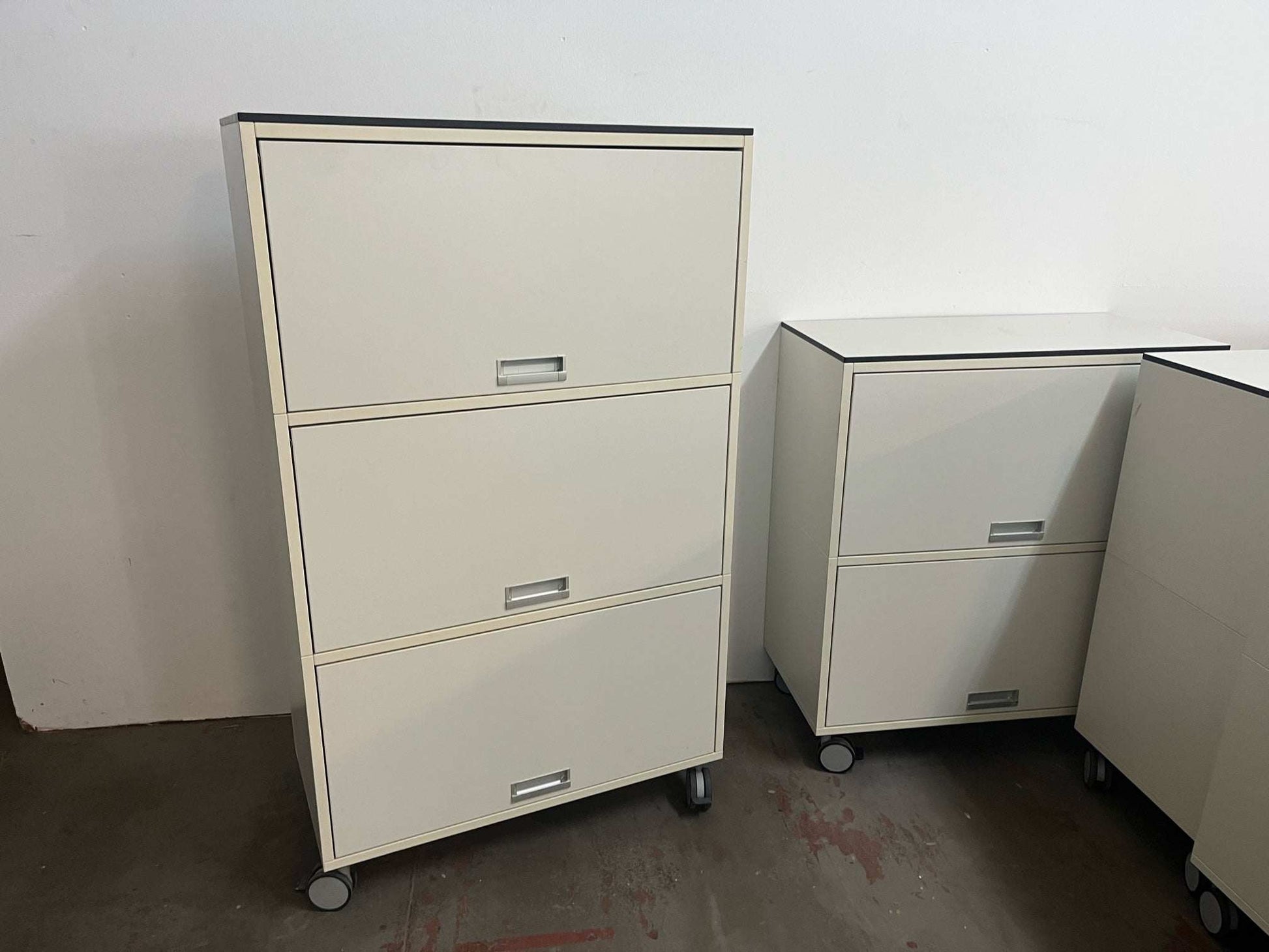 Vario M1 Highboard white and light gray storage unit with three compartments on wheels