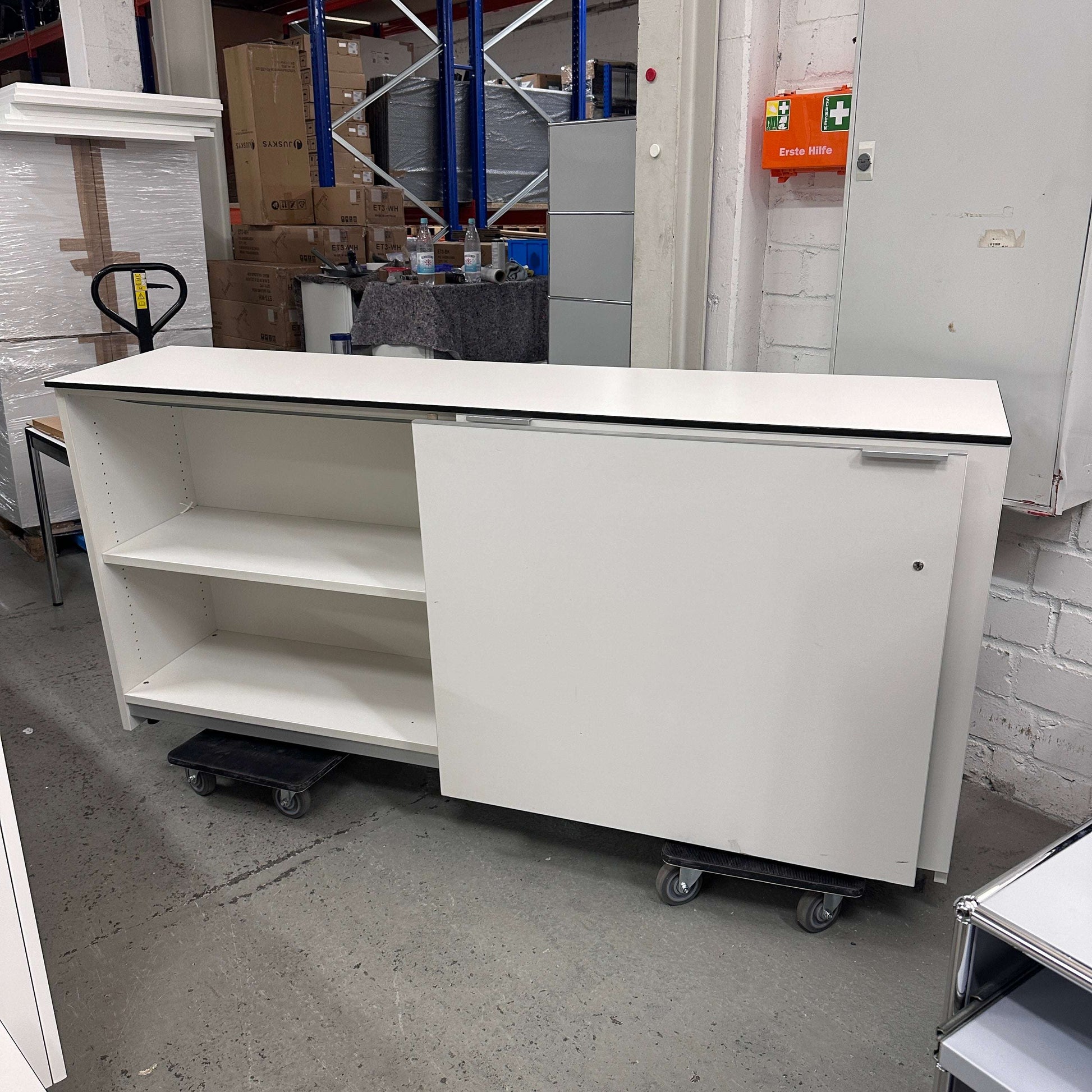 weißes Vario M9 Sideboard mit Schiebetür, 2 Fachböden, abschließbar, 220x43x71 cm, modernes Schranksystem