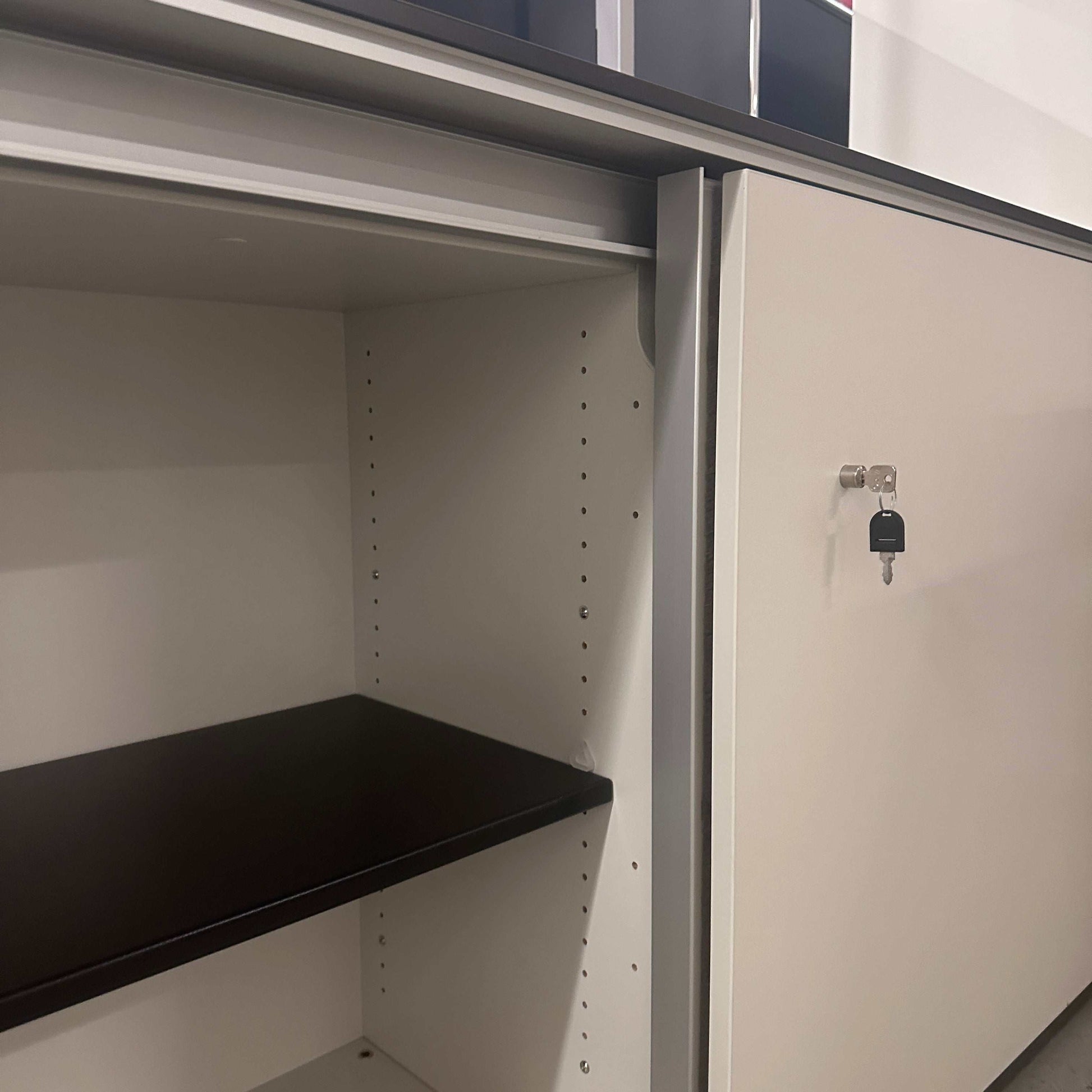 Vario M9 Sideboard 2OH in premiumweiß mit Softclose Schiebetüren und abschließbarem Türschloss, Maße 200 x 88 x 45 cm, modernes Schranksystem.