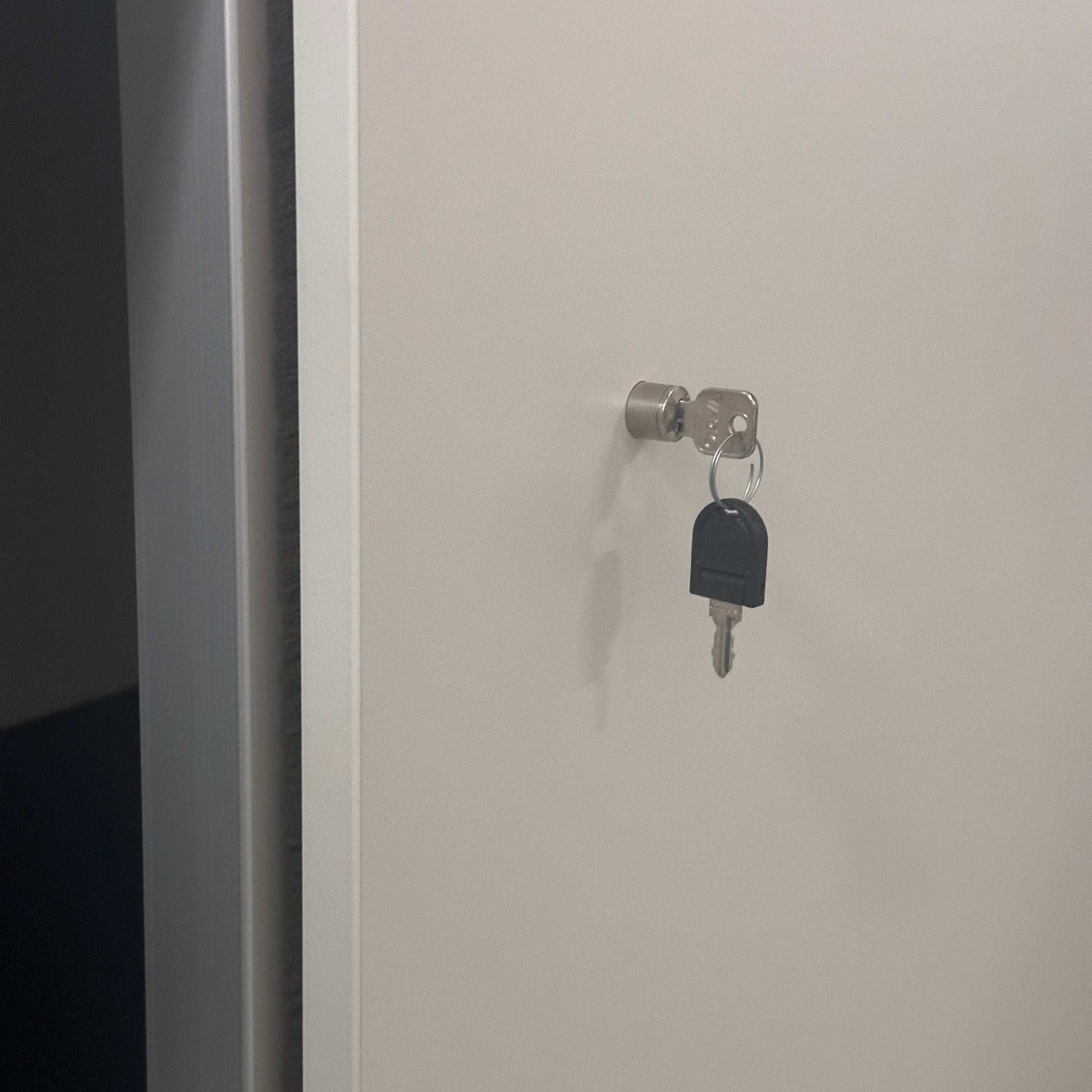 Vario M9 Sideboard in premiumweiß mit softclose Türen und abschließbarem Schloss, moderne Büromöbellösung