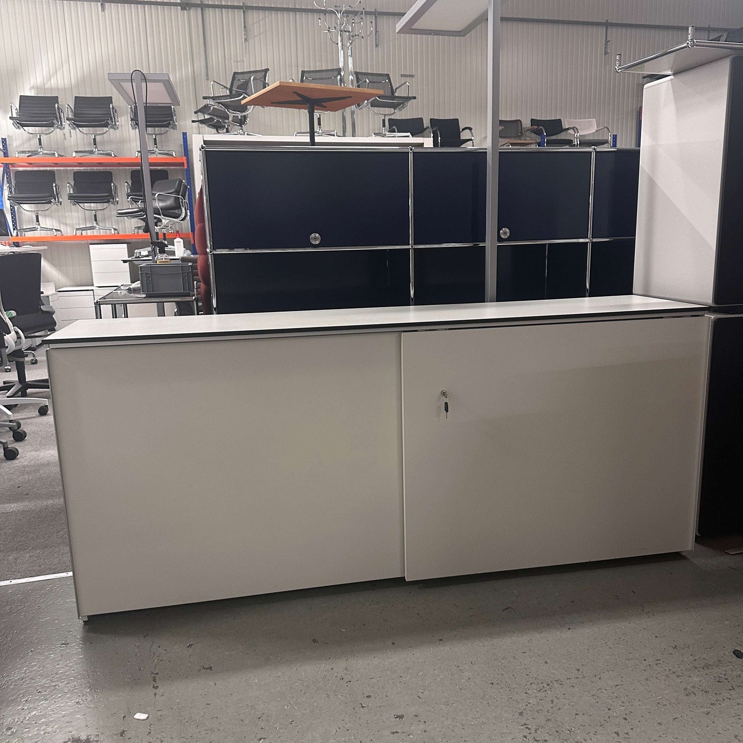 Vario M9 Sideboard 2OH in premiumweiß mit Softclose-Türen und abschließbarem Korpus, Maße 200x88x45 cm