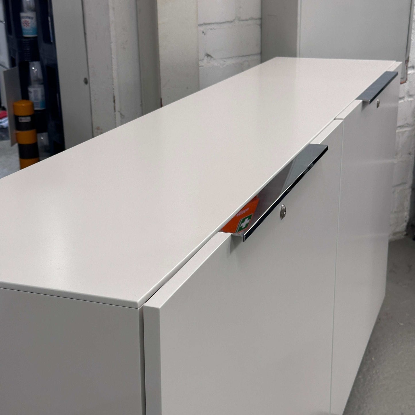 weißes Vario M9 Sideboard mit Chromleisten, 2 OH, abschließbar, 210x45x71 cm