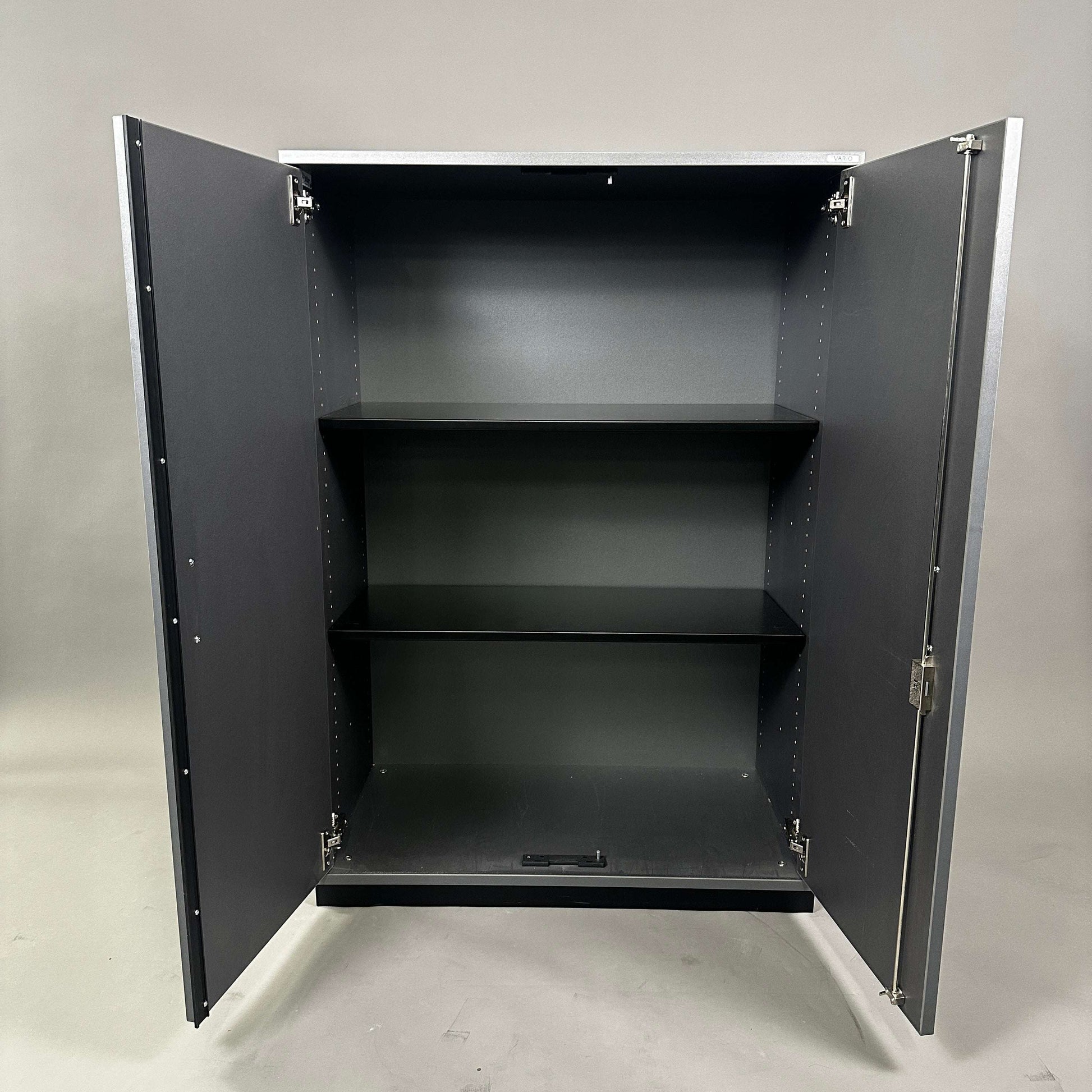 Vario Sideboard 3OH anthrazitgrauer Hochschrank mit zwei Einlegeböden und abschließbaren Türen geöffnet