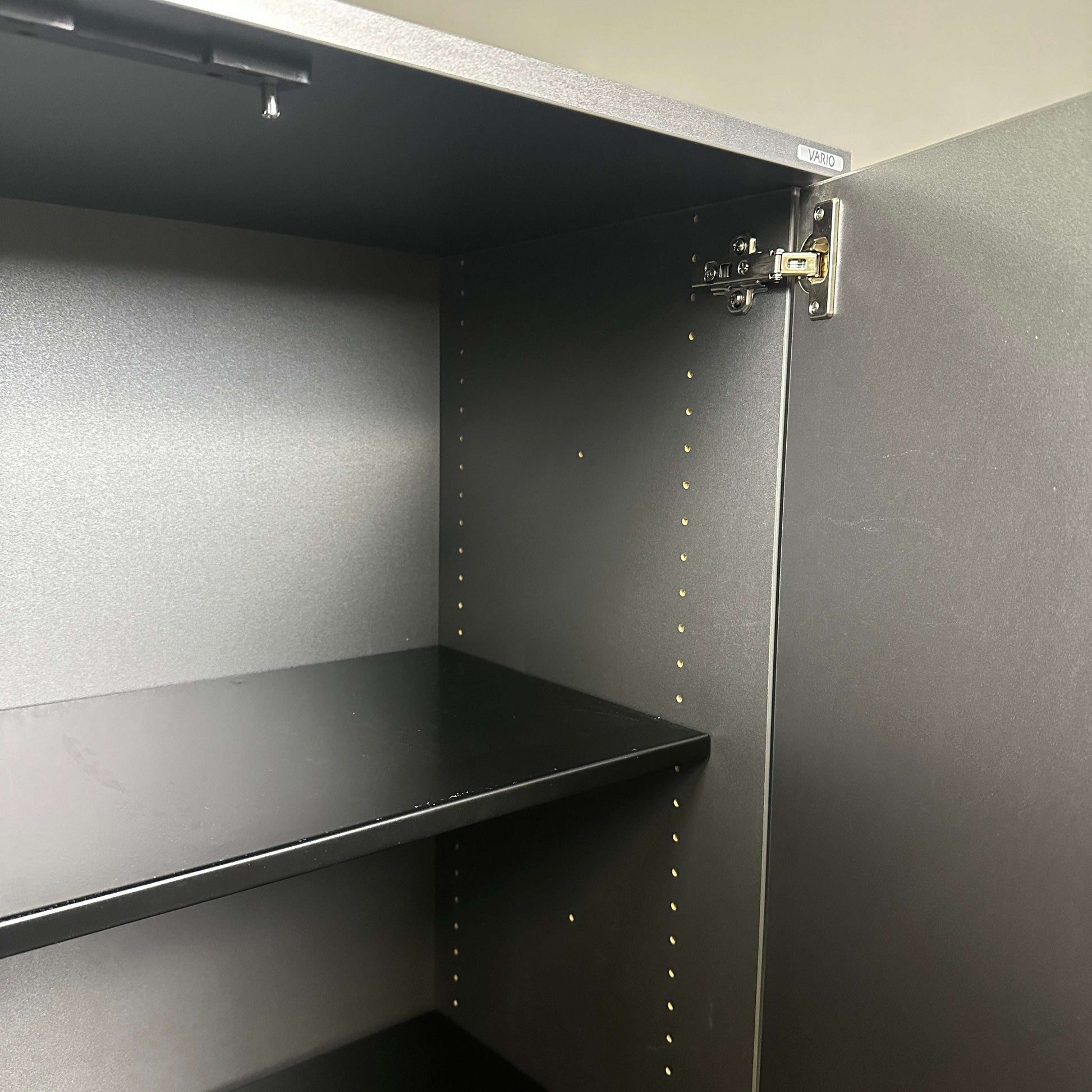 Vario Sideboard anthrazitgrauer Hochschrank mit drei Einlegeböden und abschließbarer Tür