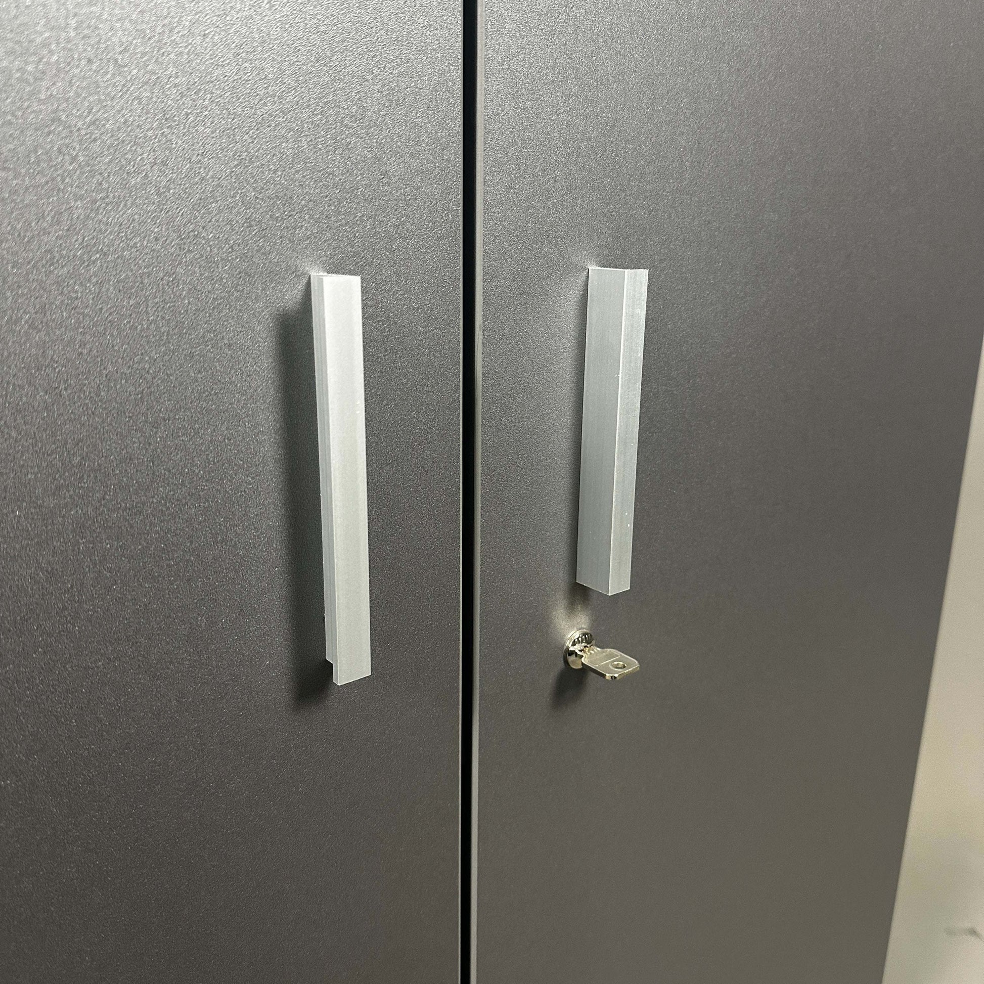 Vario Sideboard 3OH abschließbarer Hochschrank in anthrazitgrau mit silbernen Griffen und Schlüssel.