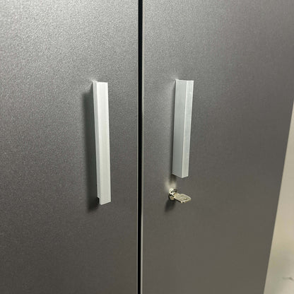 Vario Sideboard 3OH abschließbarer Hochschrank in anthrazitgrau mit silbernen Griffen und Schlüssel.