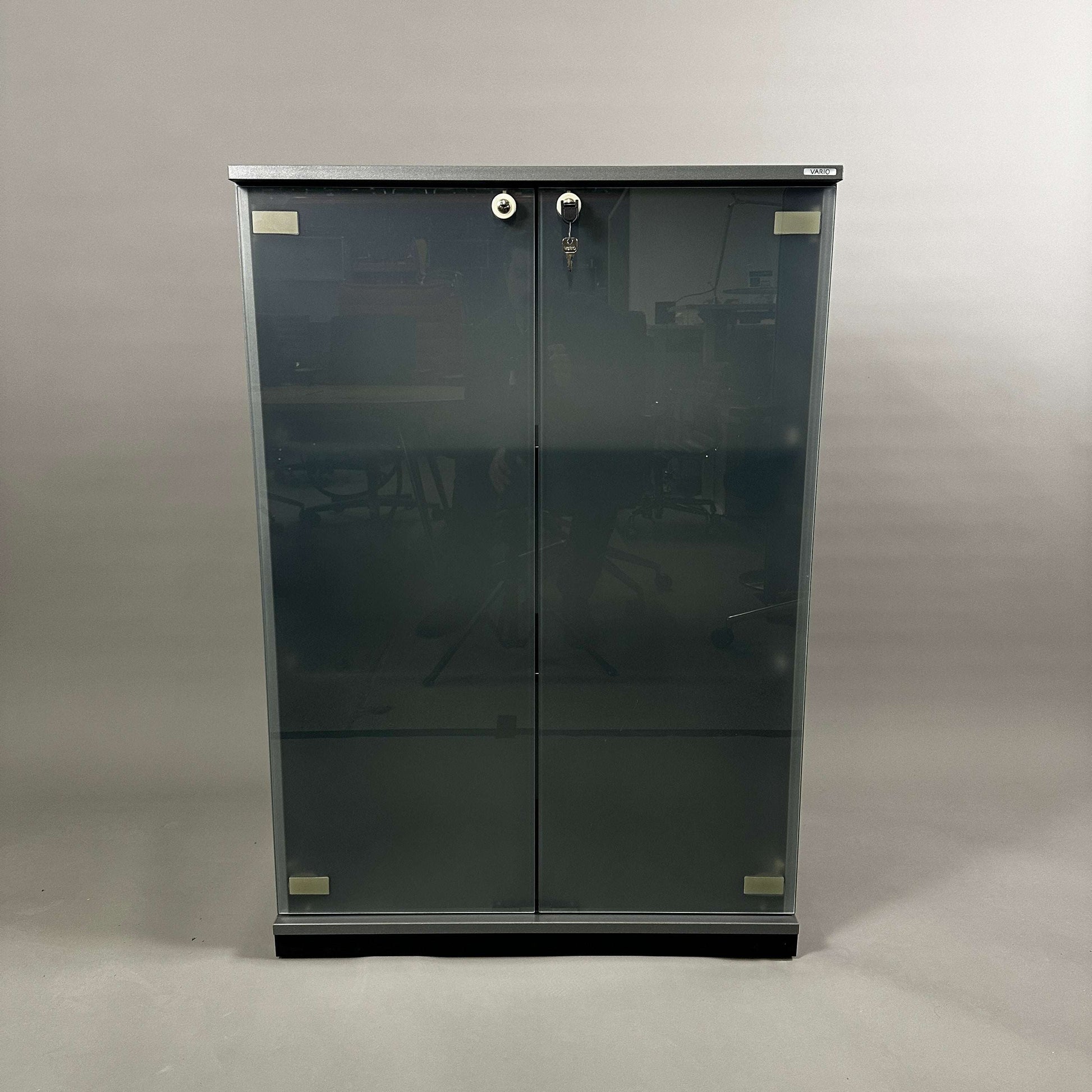 Vario Sideboard anthrazitgrau mit Glasfront, abschließbar, 116x79x43 cm, 3OH Hochschrank