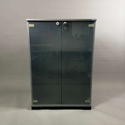 Vario Sideboard anthrazitgrau mit Glasfront, abschließbar, 116x79x43 cm, 3OH Hochschrank