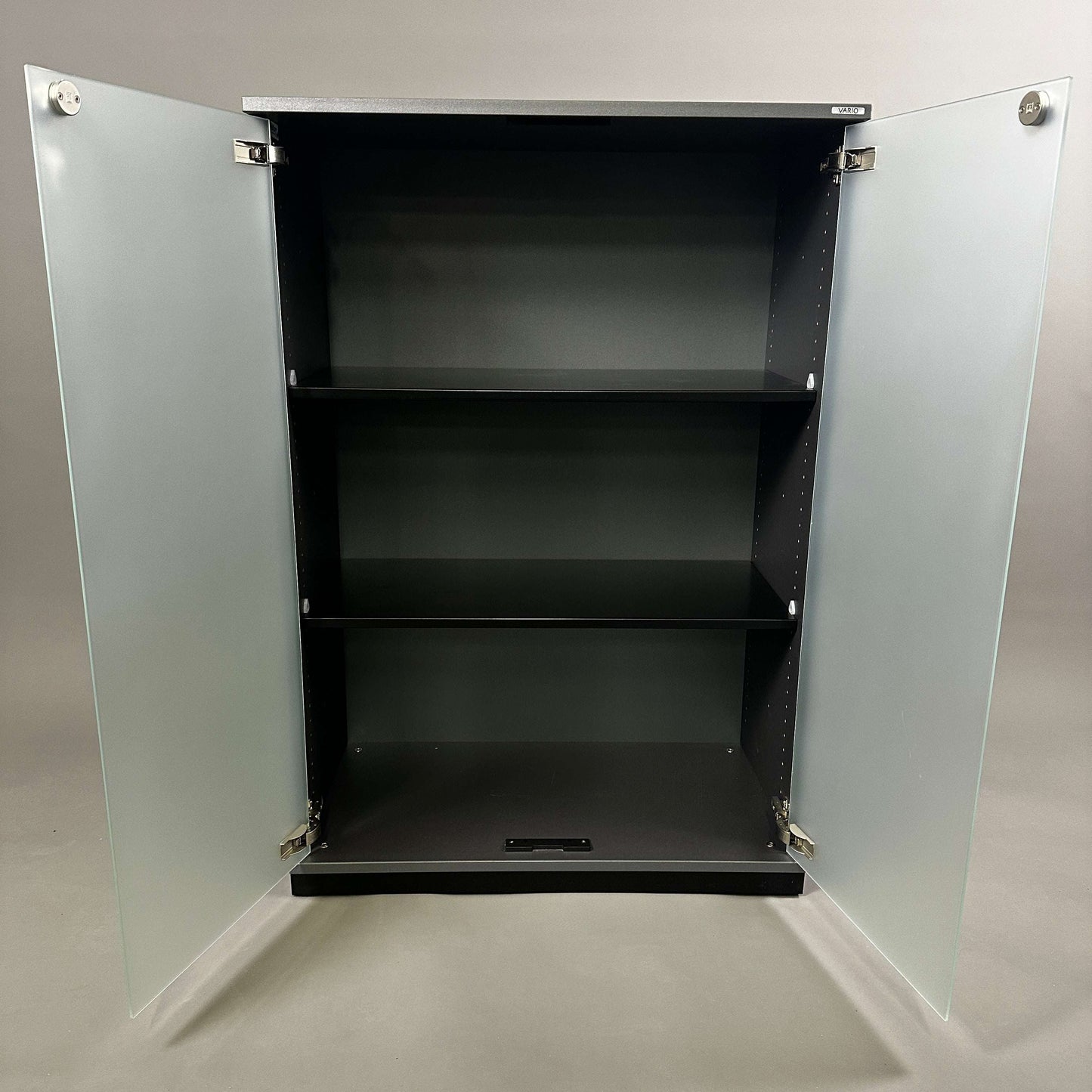 Vario Sideboard anthrazitgrauer Hochschrank mit abschließbarer Glasfront und drei offenen Regalfächern