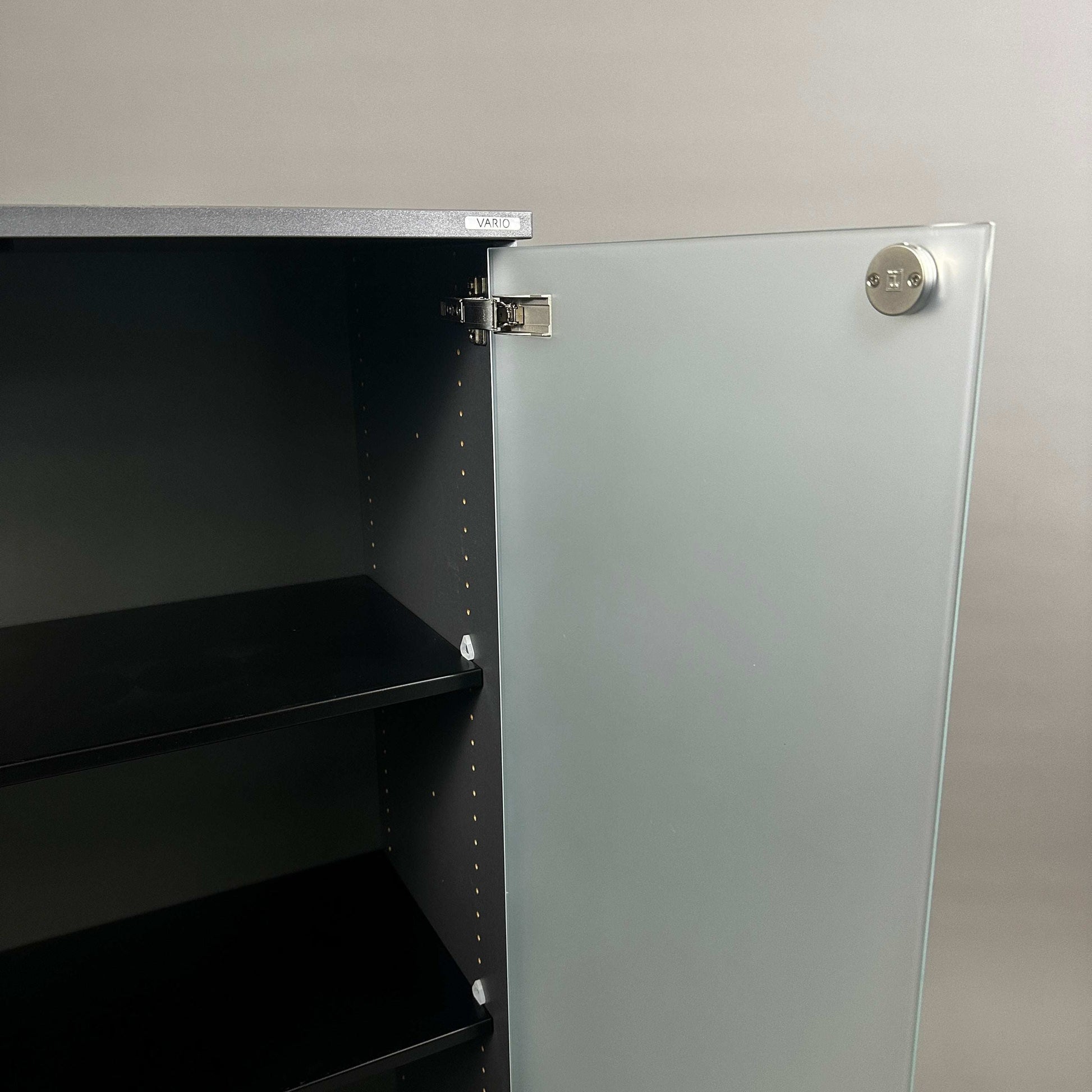 Vario Sideboard anthrazitgrau mit abschließbarer Glasfront und drei offenen Fächern