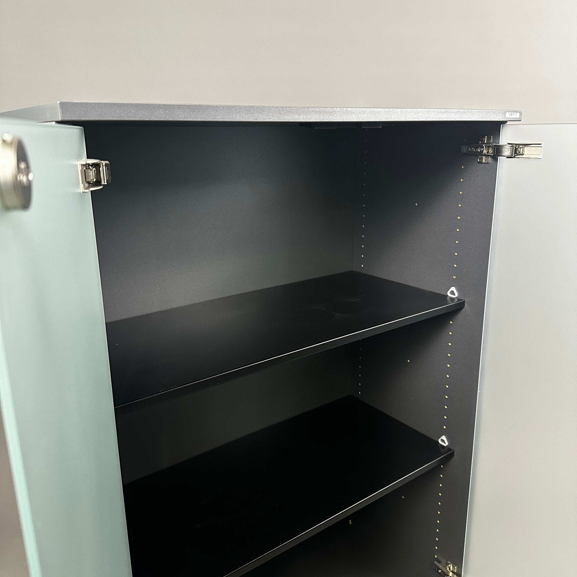 Offenes Vario Sideboard 3OH in Anthrazitgrau mit Glasfront und schwarzen Einlegeböden