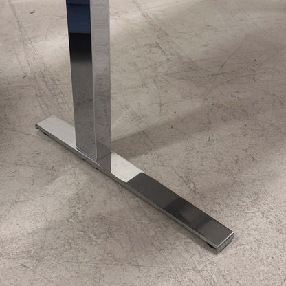 Chromgestell des höhenverstellbaren Vario Stage Schreibtischs 160x80 cm mit weißer Tischplatte