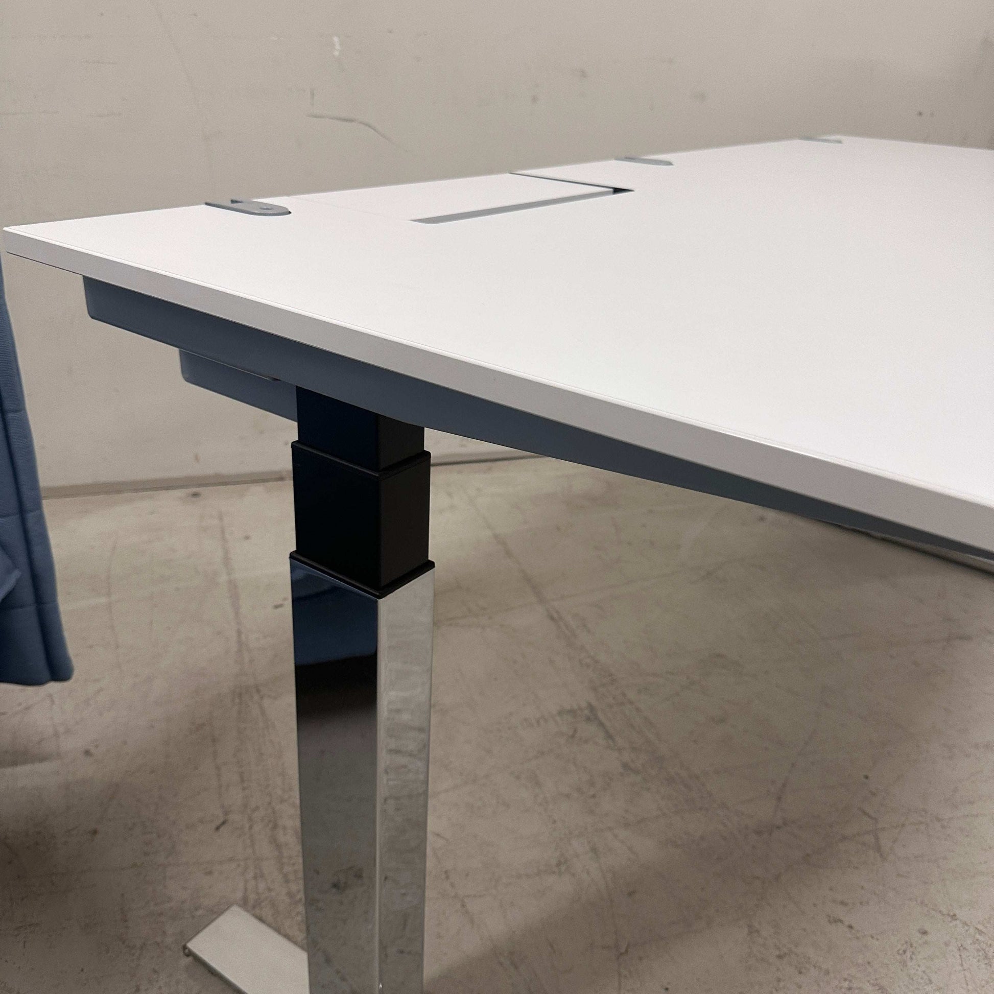 Vario Stage Schreibtisch mit weißer Tischplatte 160x80 cm und höhenverstellbarem Chromgestell