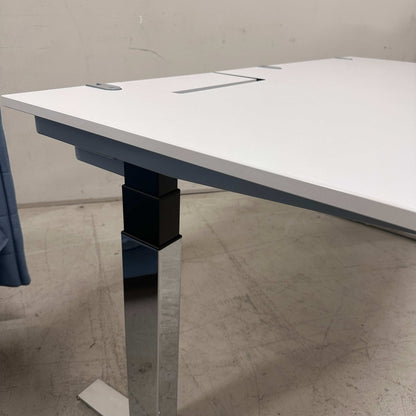 Vario Stage Schreibtisch mit weißer Tischplatte 160x80 cm und höhenverstellbarem Chromgestell