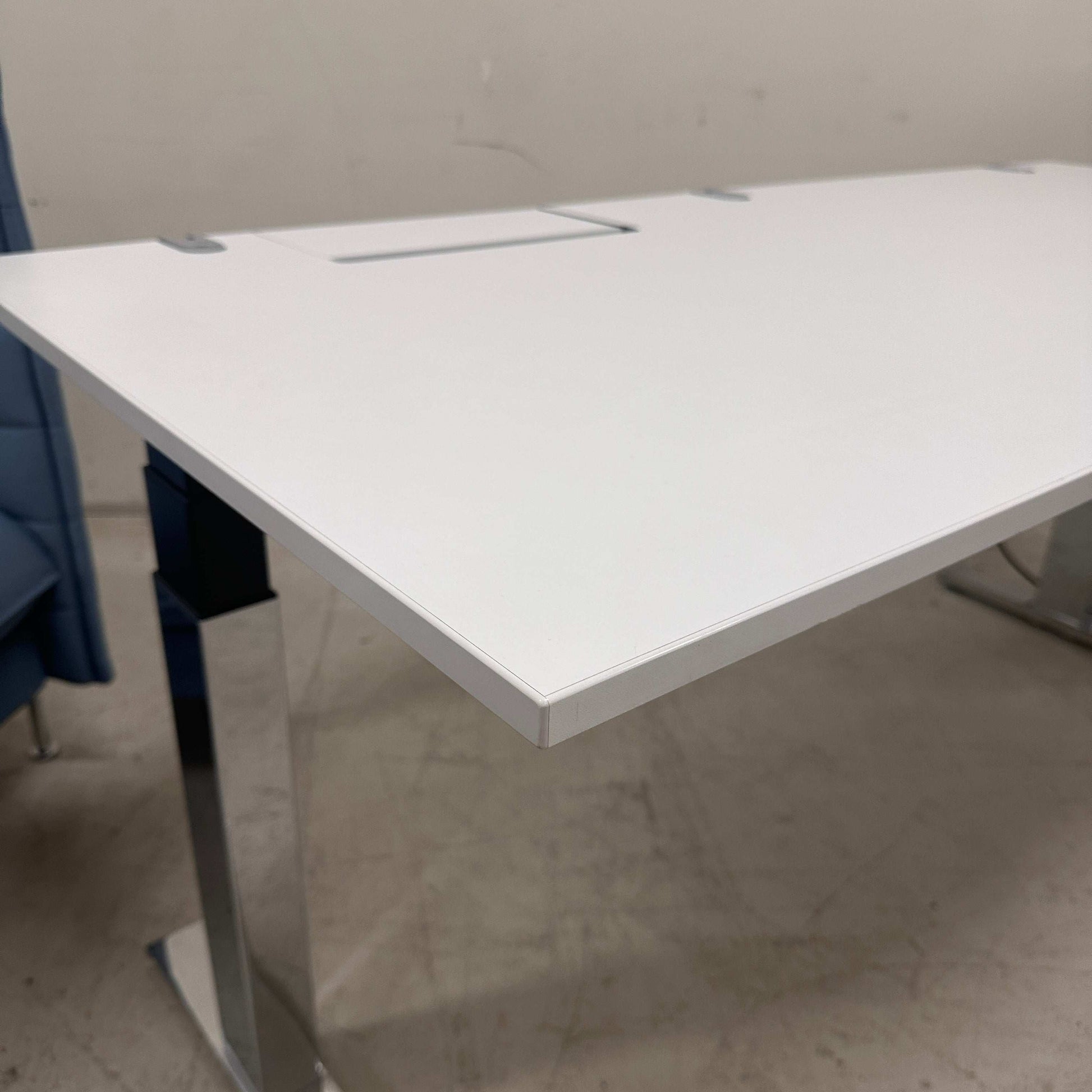 Vario Stage Schreibtisch höhenverstellbar 160x80 cm weiß mit Chromgestell und integrierter Kabelführung
