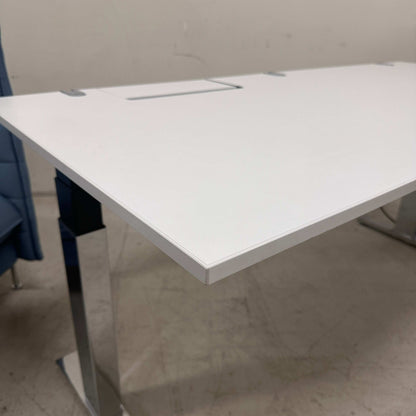 Vario Stage Schreibtisch höhenverstellbar 160x80 cm weiß mit Chromgestell und integrierter Kabelführung