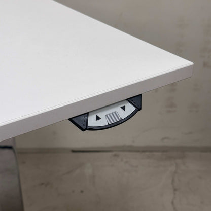 Vario Stage Schreibtisch weiß mit höhenverstellbarer Platine und chromgestell, Bedieneinheit sichtbar unter der Tischplatte